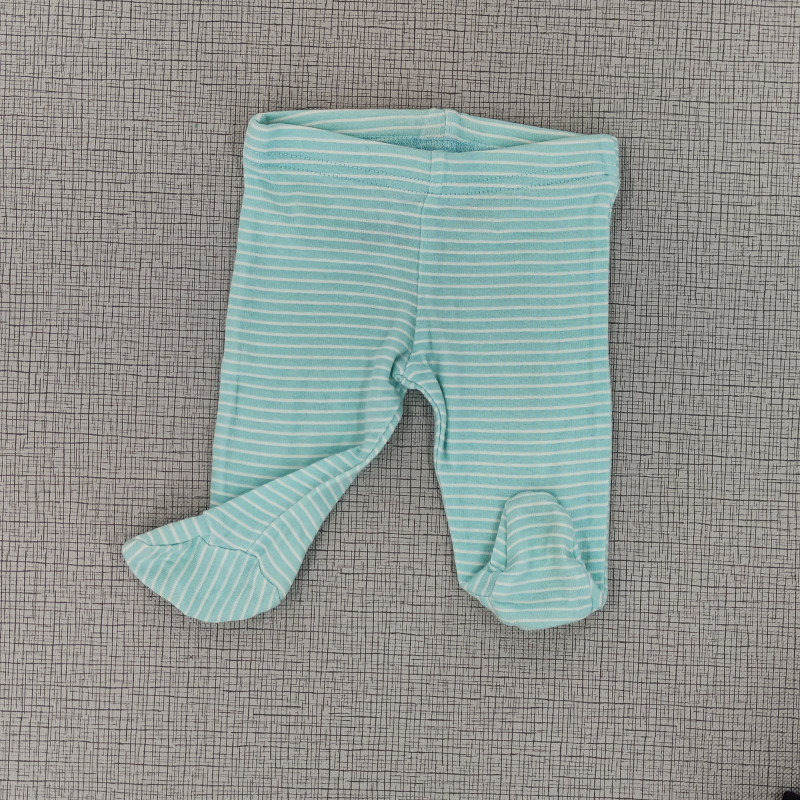Pantalón azul claro con rayas blancas