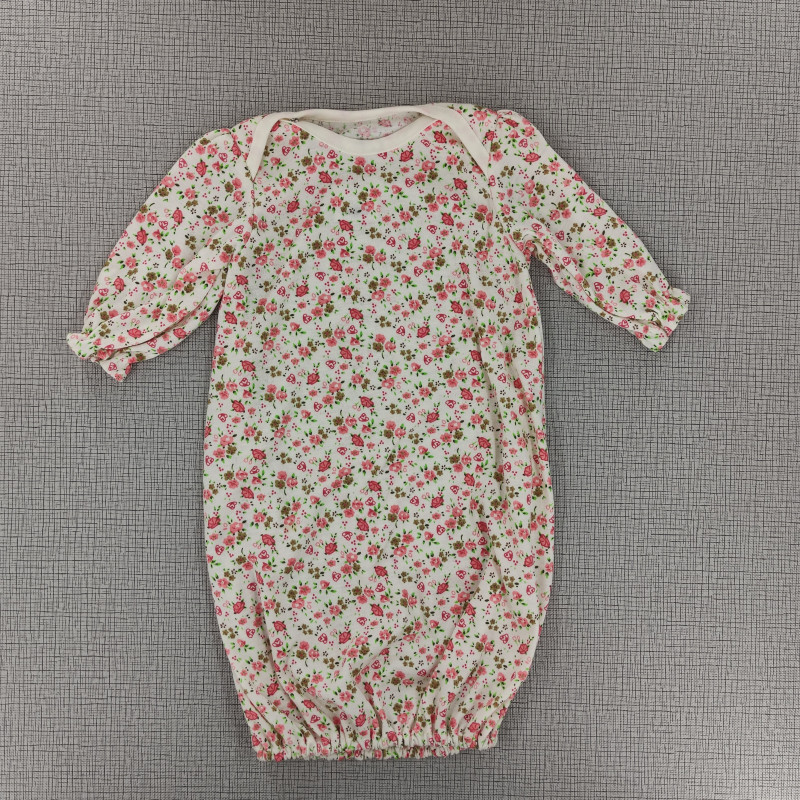 Pijama tipo manta blanca con diseño de flores