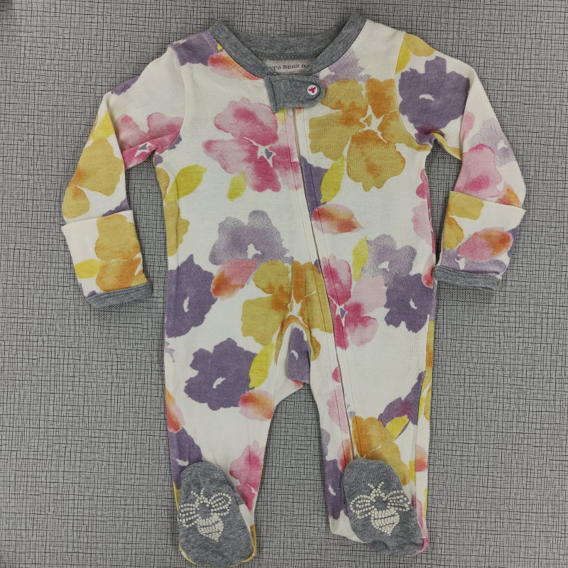 Pijama enteriza blanca filo gris con estampado de flores