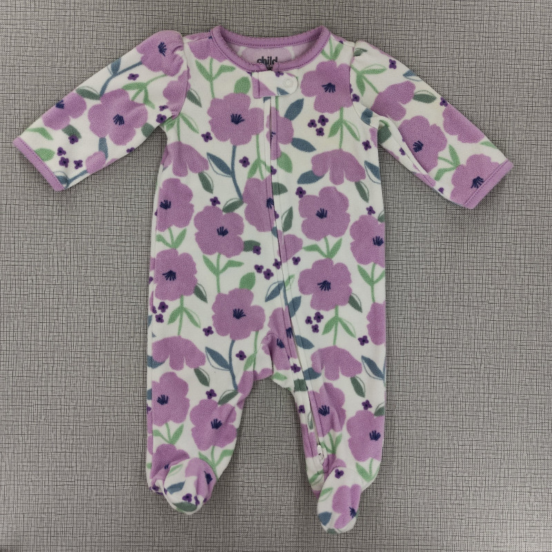 Pijama enteriza blanca con diseño de flores