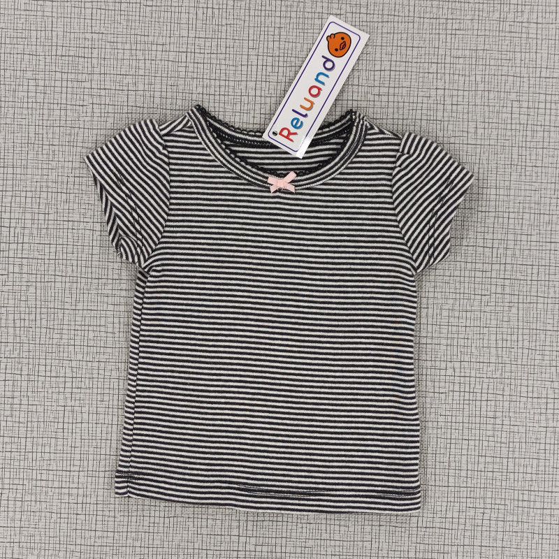 Camiseta con rayas blancas y negras
