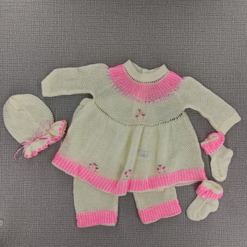 Cojunto tejido con hilo fucsia