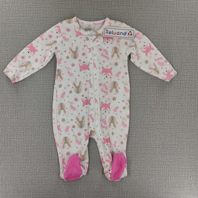 Pijama enteriza blanca con diseño de zorros