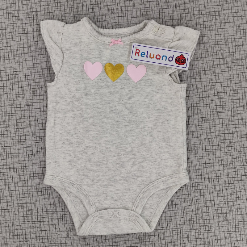 Body gris claro con diseño de corazón