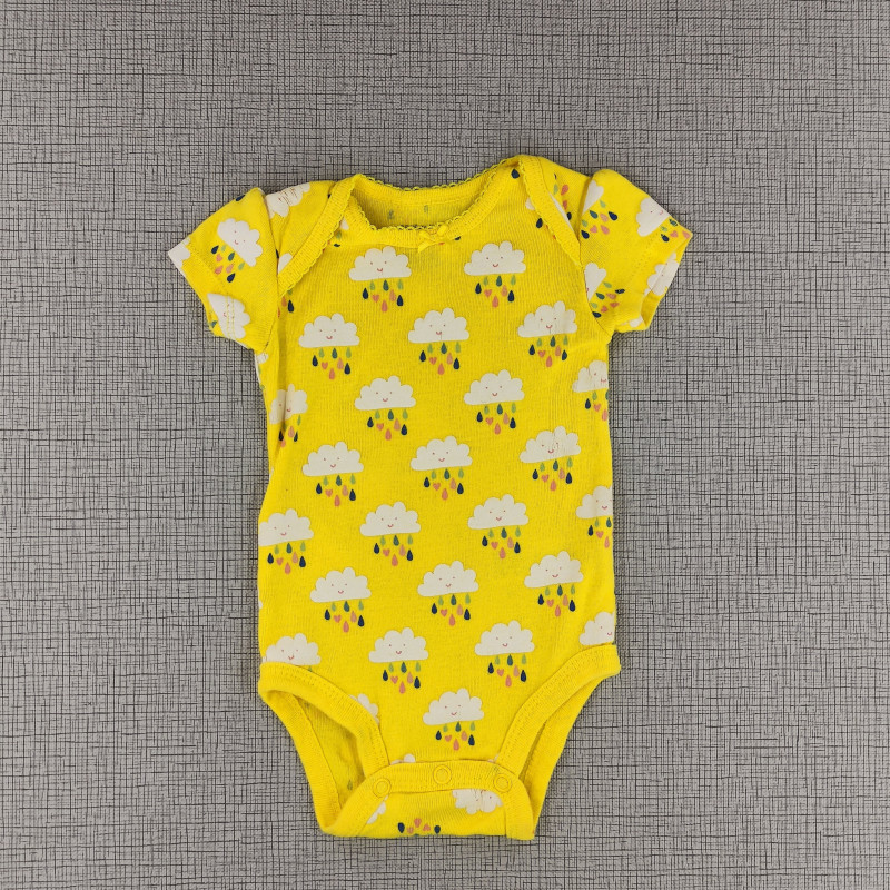 Body amarillo con estampado de nubes