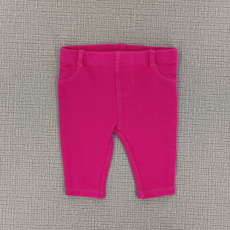 Pantalón fucsia con bordado de jean
