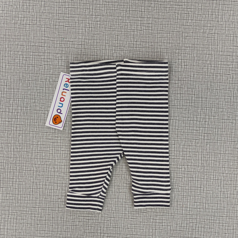Pantalón con rayas blancas y negras