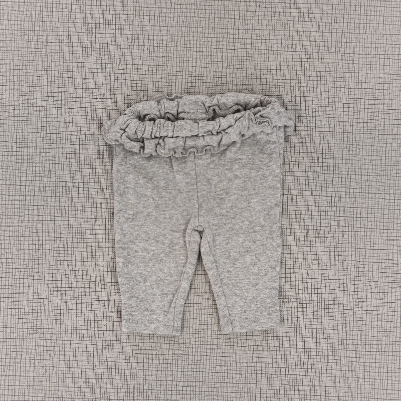 Pantalón color gris claro con bolero en la parte superior